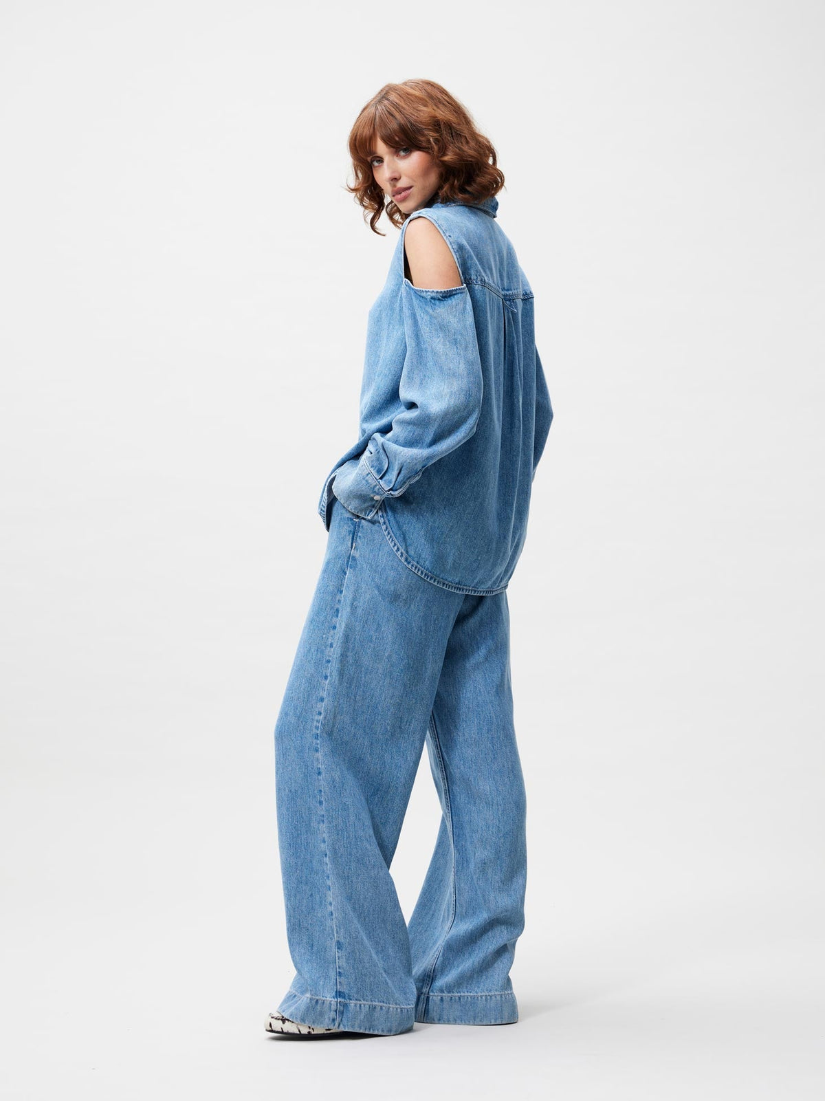 Catwalk Junkie Denim blouse met open schouder